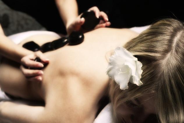 עיסוי אבנים חמות - ספא טיטאניק ראשון לציון