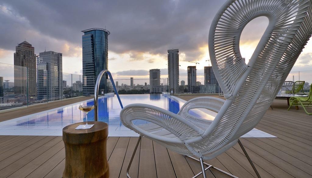  בריכה חיצונית בגג המלון - ספא במלון אינדיגו רמת גן