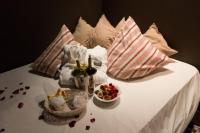 מיטת טיפולים עם יין ופירות  - ספא בוטיק תל אביב