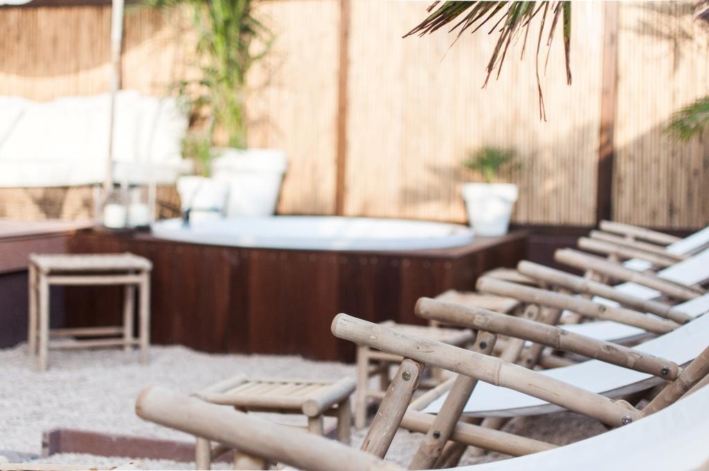 מיטות מנוחה וגקוזי - ספא במלון בראון ביץ האוס תל אביב