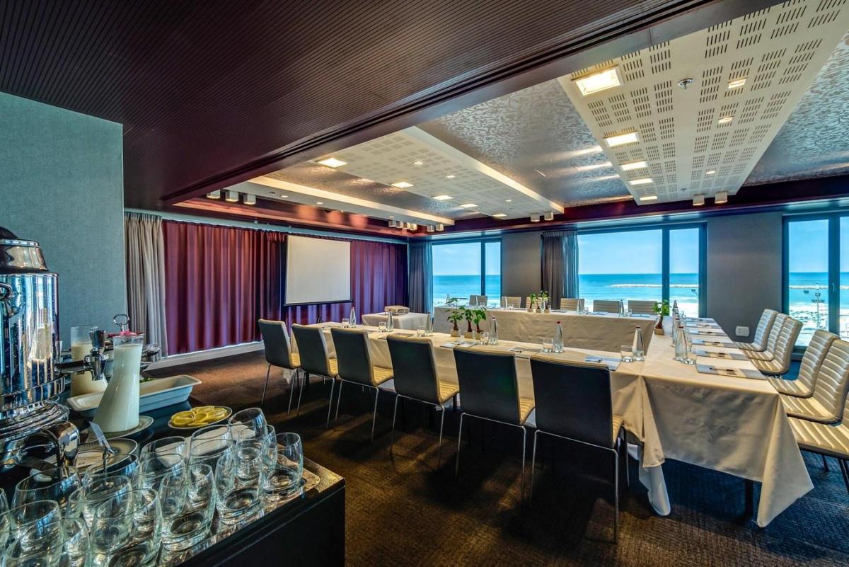 חדר ישיבות במלון - ספא יערות הכרמל במלון רויאל ביץ תל אביב