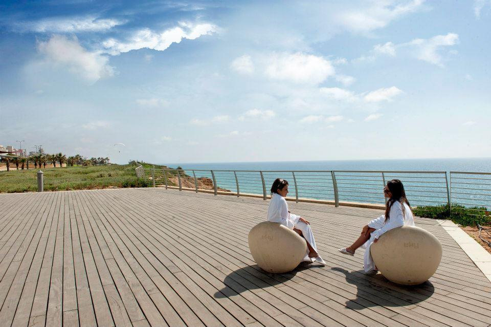  פינת ישיבה מול הים - ספא במלון איילנד נתניה