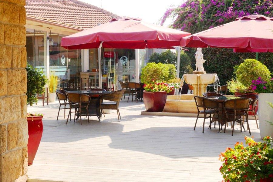 מתחם חיצוני של בית הקפה - ספא קיסר