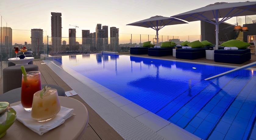  בריכה חיצונית בגג המלון - ספא במלון אינדיגו רמת גן