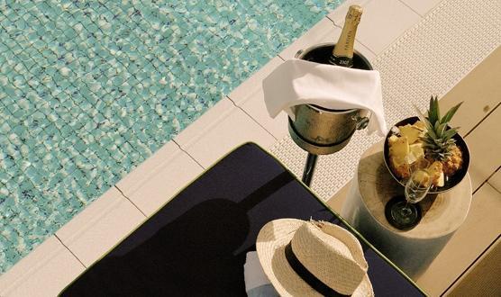 שמפניה ופירות בבריכה - ספא במלון אינדיגו רמת גן