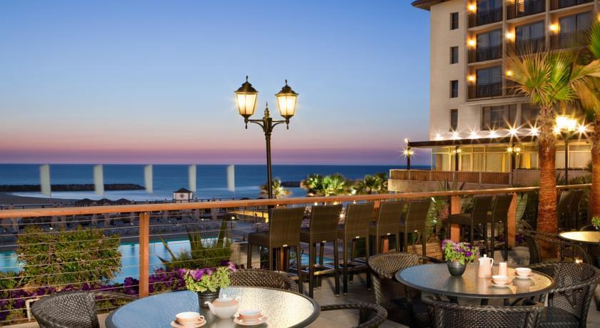 בריכת המלון המשקיפה אל הים - ספא במלון דן אכדיה הרצליה 