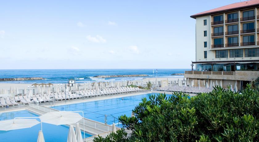   בריכה חיצונית - ספא במלון דן אכדיה הרצליה 