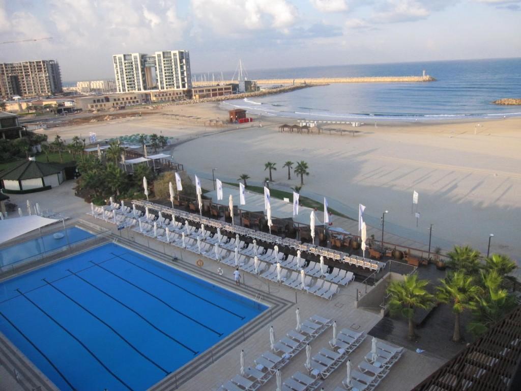    בריכה חיצונית - ספא במלון דן אכדיה הרצליה 