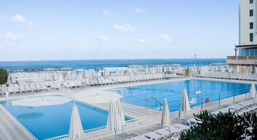   בריכה חיצונית - ספא במלון דן אכדיה הרצליה 