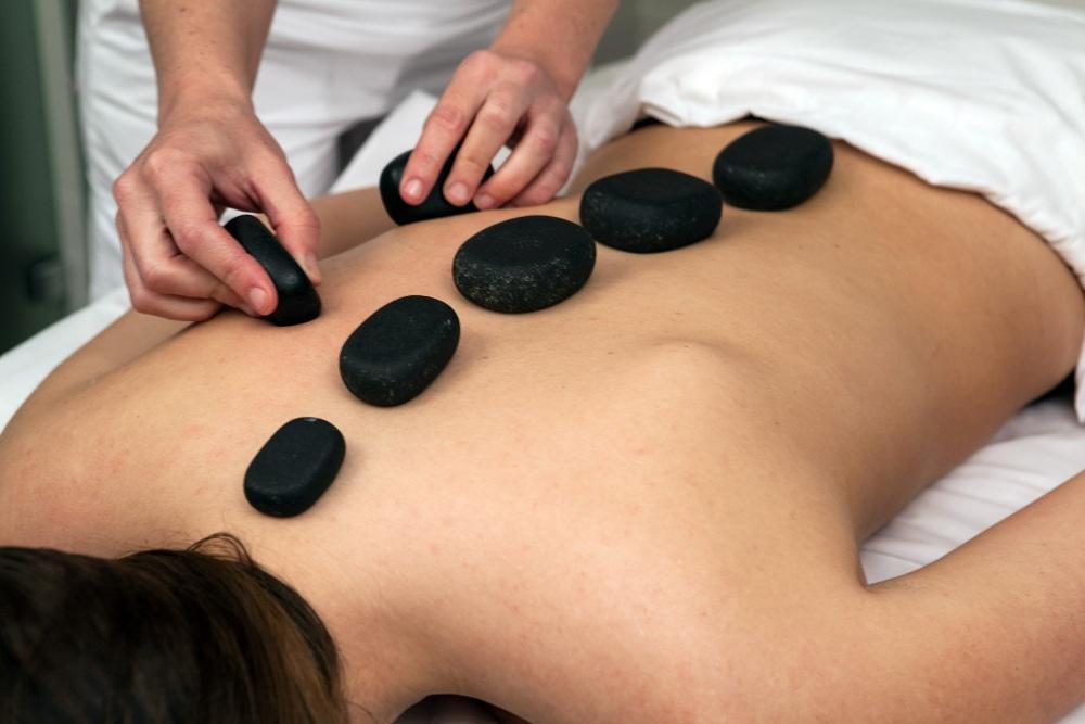טיפול אבנים חמות  - ספא פנינה בכרמל חיפה 