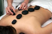 טיפול אבנים חמות  - ספא פנינה בכרמל חיפה 