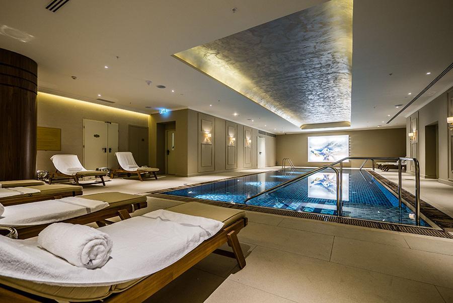   בריכה פנימית ומיטות מנוחה - ספא במלון הרברט סמואל ירושלים