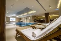  בריכה פנימית ומיטות מנוחה - ספא במלון הרברט סמואל ירושלים