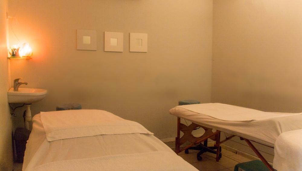 גקוזי ספא ולצידו כוסות יין - ספא פולג