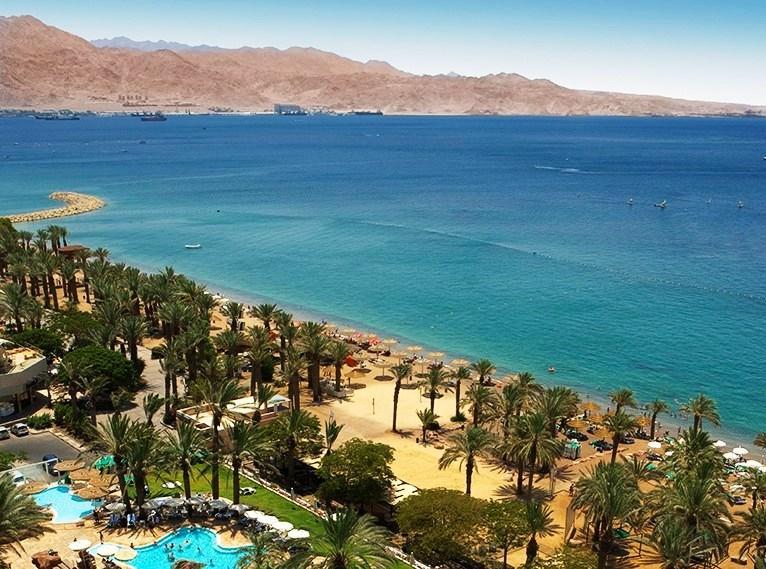  בריכת המלון עם נוף לים - ספא יערות הכרמל במלון רויאל ביץ אילת