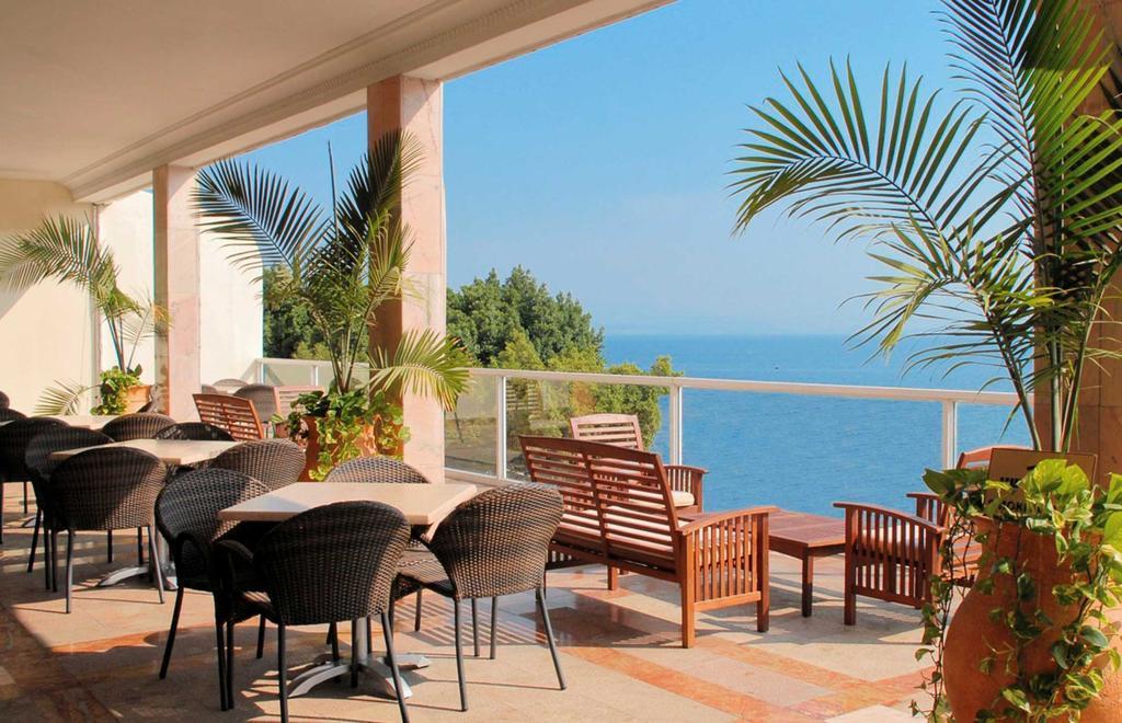 מרפסת חיצונית - ספא במלון חמת קיסר טבריה