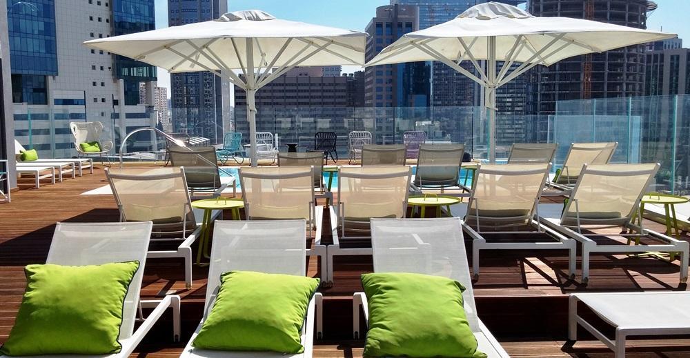 מיטות שיזוף בגג המלון - ספא במלון אינדיגו רמת גן