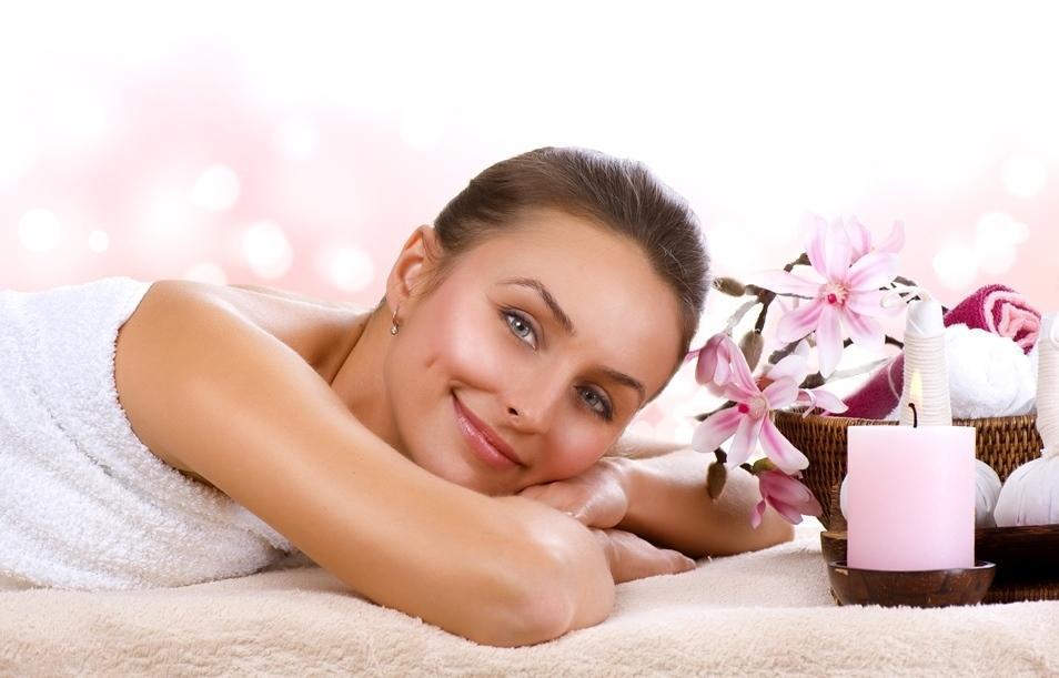 אישה ממתינה לעיסוי - ספא מלון מאריס