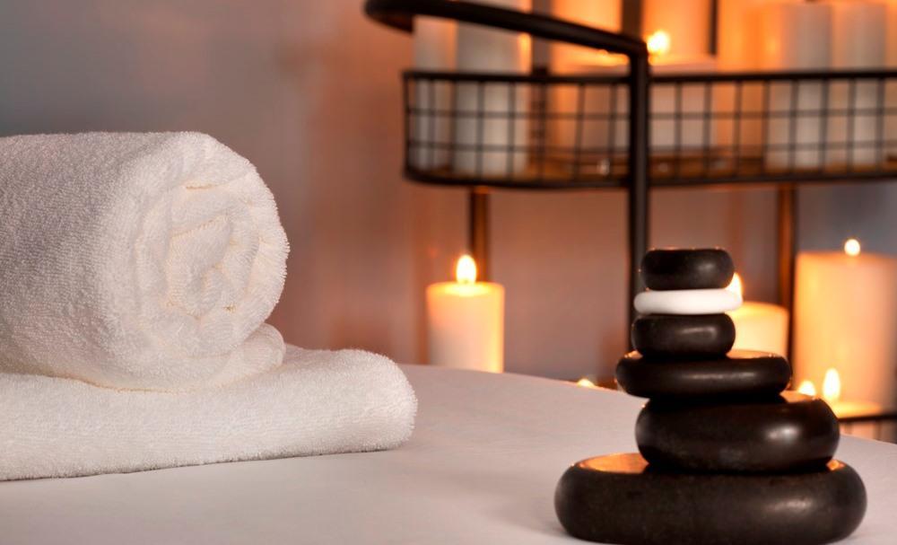 נרות ומגבות בחדר טיפולים - ספא במלון נורדוי תל אביב