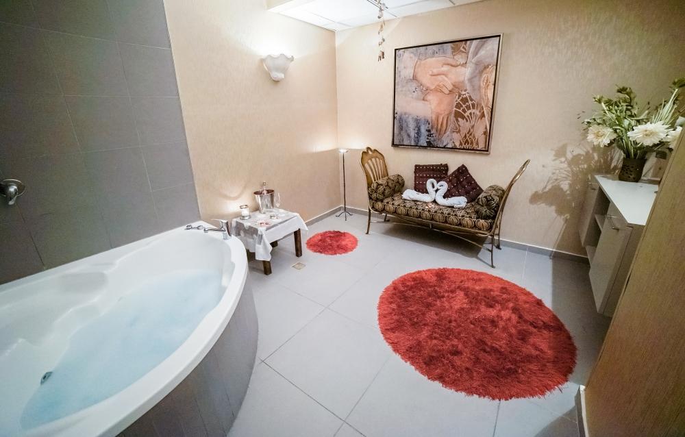 חדר טיפולים עם גקוזי - ספא במלון מלכת שבא אילת