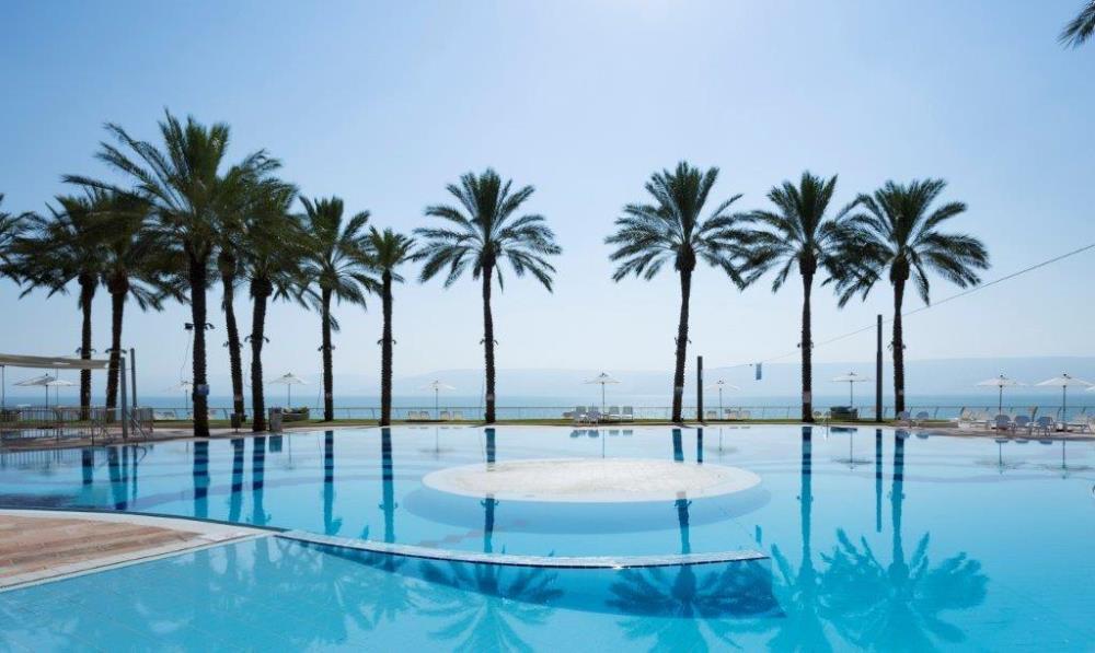 בריכת שחיה חיצונית - ספא בזלת במלון חוף גיא טבריה 