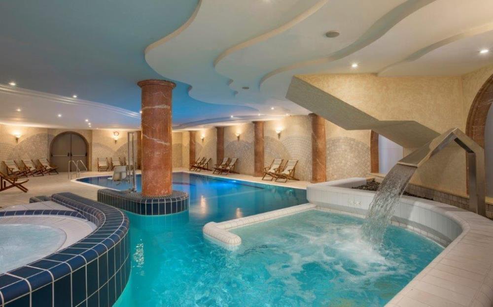 בריכות פנימיות - ספא בזלת במלון חוף גיא טבריה 