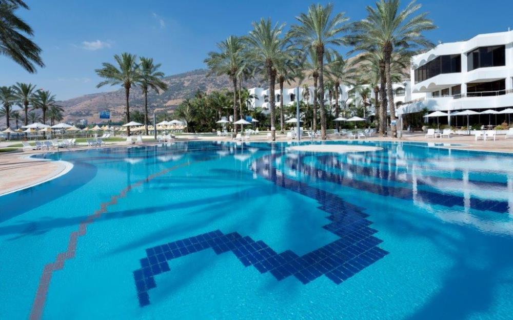  בריכת שחיה של המלון - ספא בזלת במלון חוף גיא טבריה 