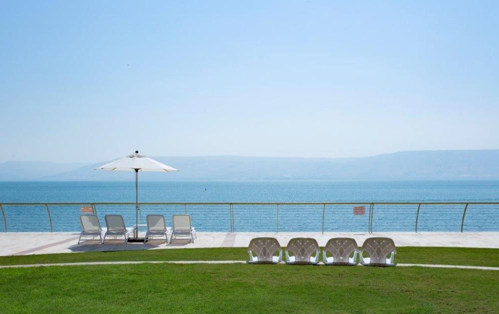 חוף פרטי של המלון - ספא בזלת במלון חוף גיא טבריה 