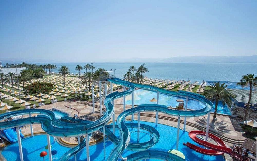 פארק מים עם מגלשות - ספא בזלת במלון חוף גיא טבריה 