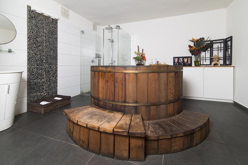 אמבט יפני - טומוקו ספא יפני בהרצליה