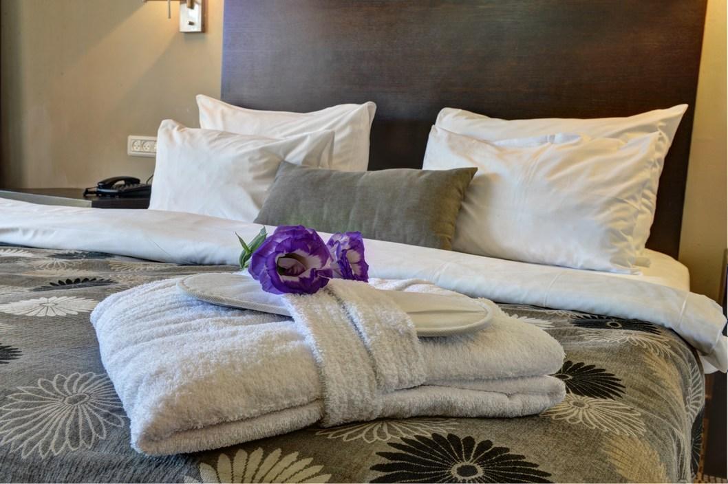   מיטה זוגית עם חלוק - ספא קרלטון סיטי נהריה