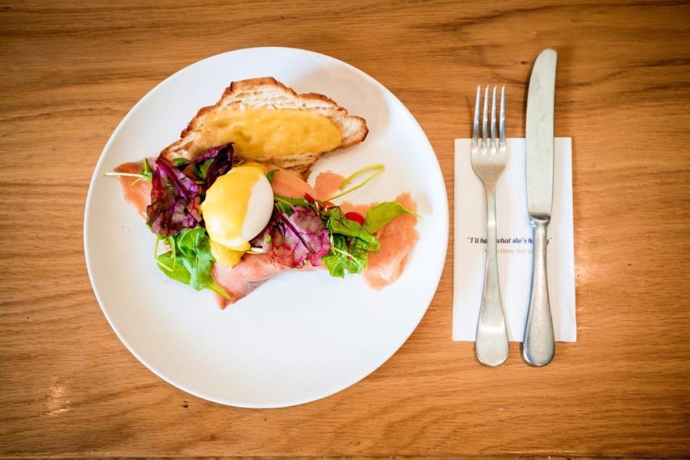 ארוחת בוקר בקפה קסטל - ספא במלון קוקו תל אביב