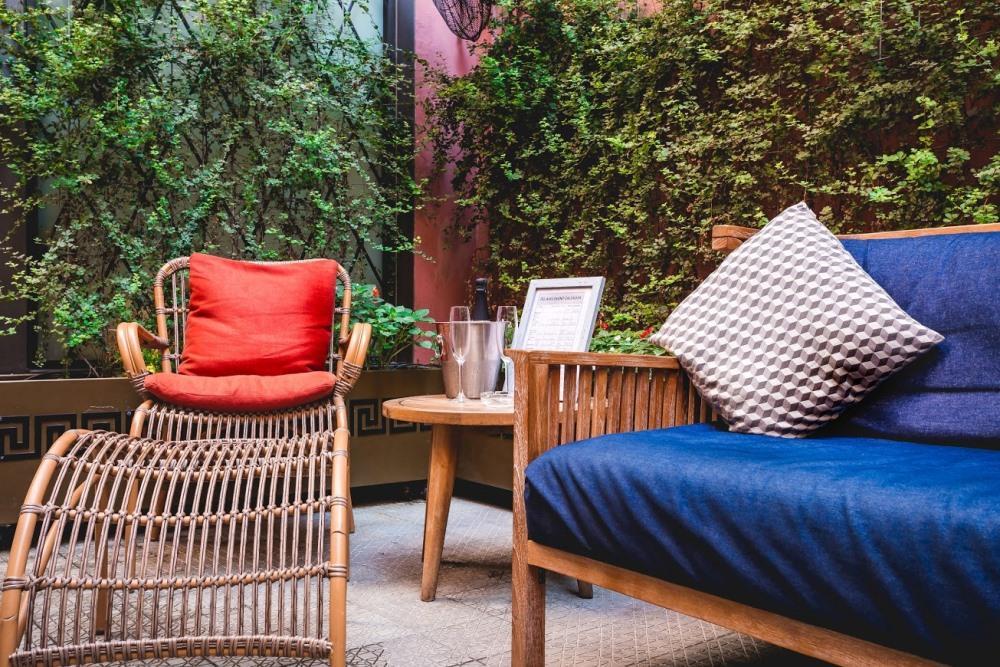  מיטות שיזוף על גג המלון - ספא במלון נורדוי תל אביב