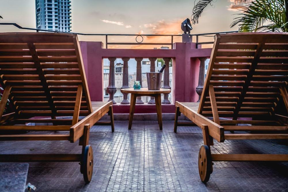 מיטות שיזוף על גג המלון - ספא במלון נורדוי תל אביב