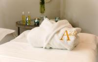 חלוק בחדר טיפולים - ספא במלון בוטיק A23 תל אביב