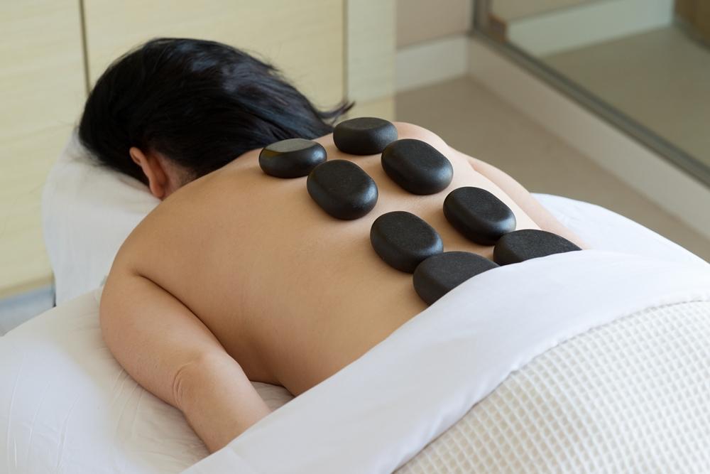 עיסוי אבנים חמות - ספא במלון ריץ קרלטון הרצליה