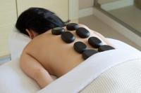 עיסוי אבנים חמות - ספא במלון ריץ קרלטון הרצליה