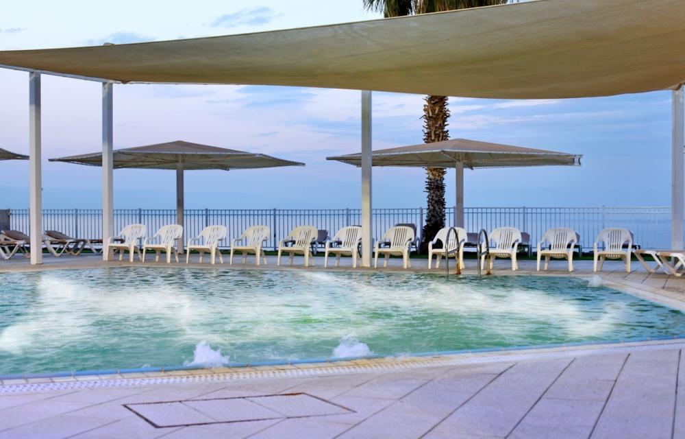    בריכה חיצונית - ספא חמי טבריה