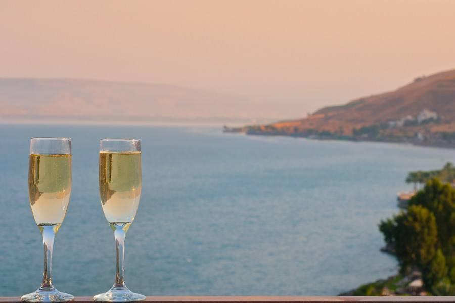 שתי כוסות יין על נוף הכנרת - ספא חמי טבריה