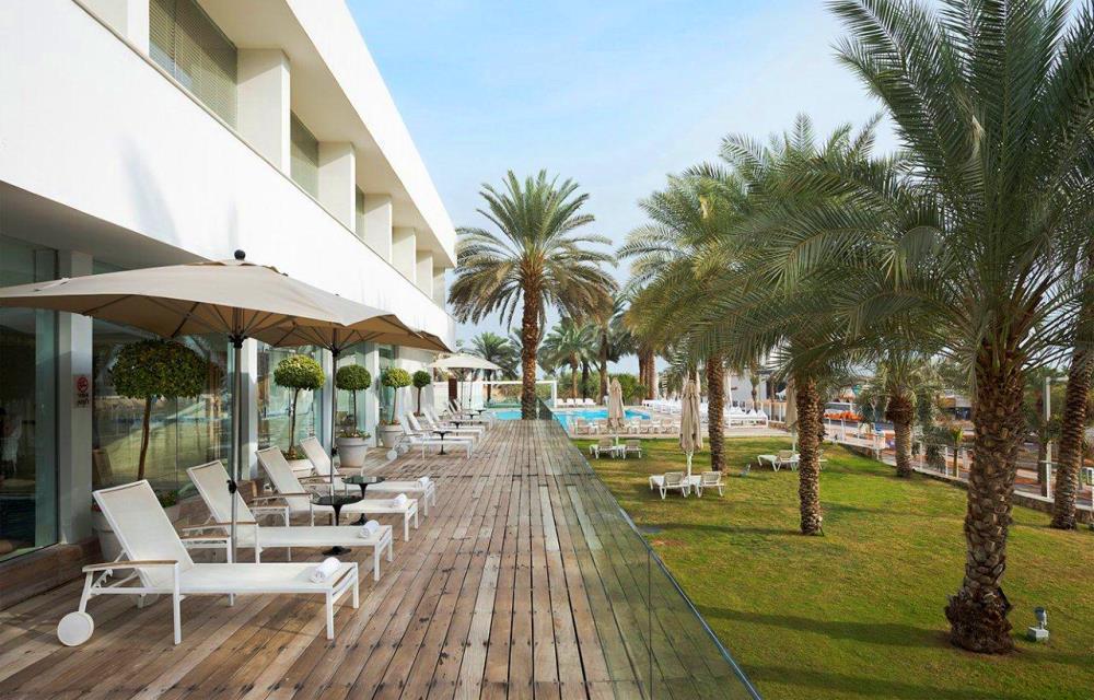  פינות ישיבה בבריכת המלון - ספא אספרי במלון נגה ים המלח