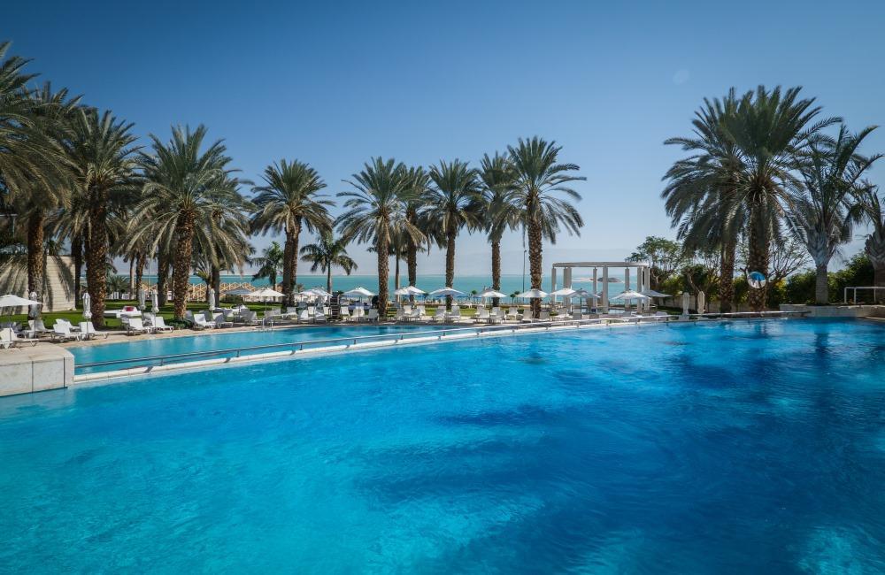   בריכה חיצונית - ספא אספרי במלון ישרוטל נבו ים המלח