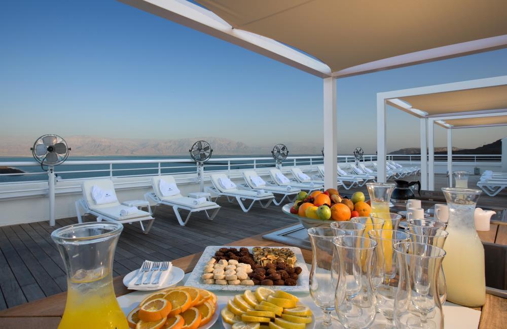 כיבוד קל במרפסת המלון - ספא אספרי במלון ישרוטל נבו ים המלח