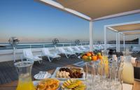 כיבוד קל במרפסת המלון - ספא אספרי במלון ישרוטל נבו ים המלח