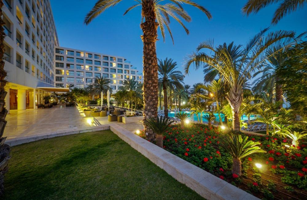 מתחם בריכה חיצוני בערב - ספא אספרי במלון ישרוטל נבו ים המלח