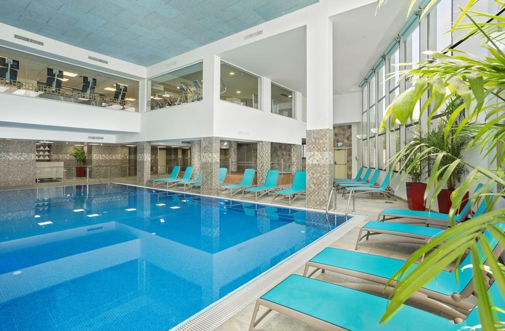  בריכה פנימית - ספא במלון רמדה נצרת