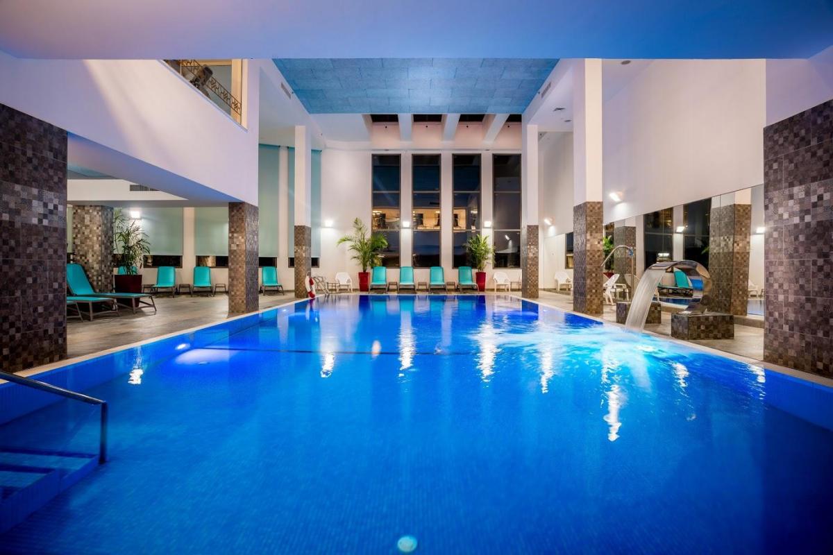  בריכה פנימית - ספא במלון רמדה נצרת