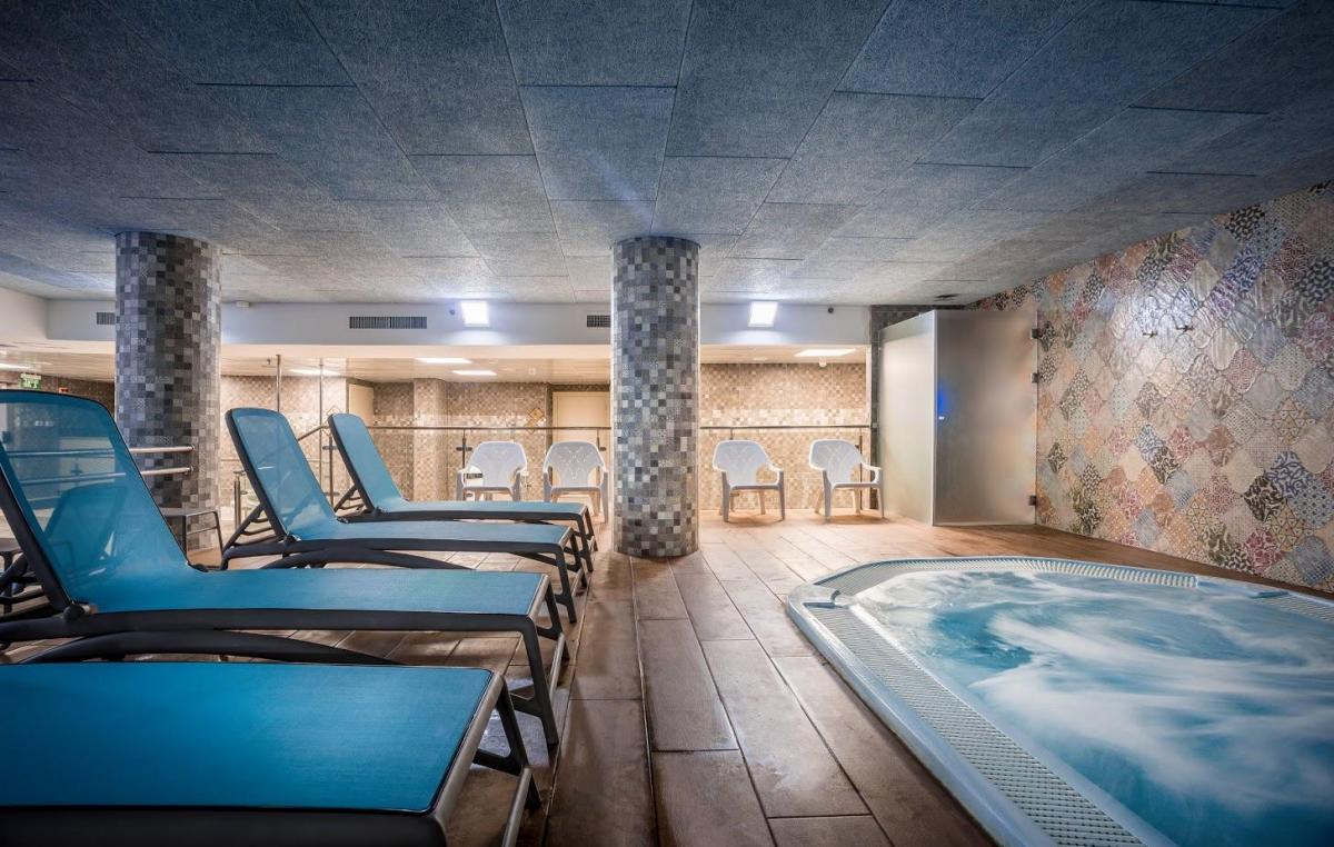    בריכה פנימית - ספא במלון רמדה נצרת