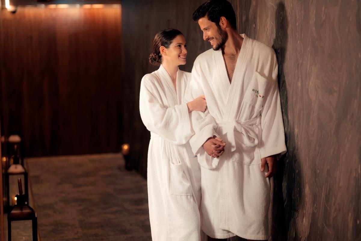  זוג אורחים במסדרון הספא - ספא הוריזון במלון שרתון גרנד תל אביב