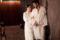  זוג אורחים במסדרון הספא - ספא הוריזון במלון שרתון גרנד תל אביב