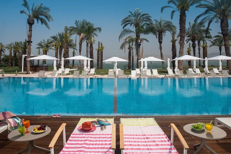 פינת ישיבה לצד בריכה - ספא במלון יו בוטיק כנרת